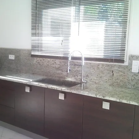 300m2 Piscine Chauffee Et Jacuzzi-spa De Nage