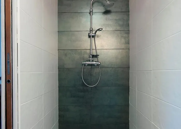 300m2 Piscine Chauffee Et Jacuzzi-spa De Nage アファ