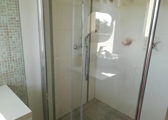 300m2 Piscine Chauffee Et Jacuzzi-spa De Nage