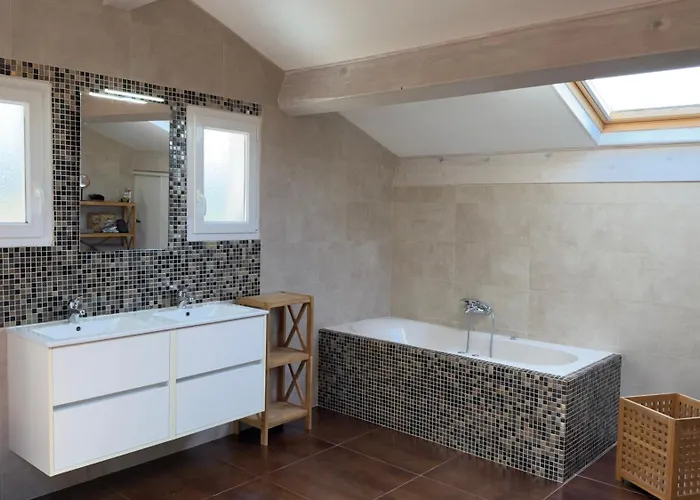 300m2 Piscine Chauffee Et Jacuzzi-spa De Nage Afa