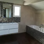 300m2 Piscine Chauffee Et Jacuzzi-spa De Nage 别墅