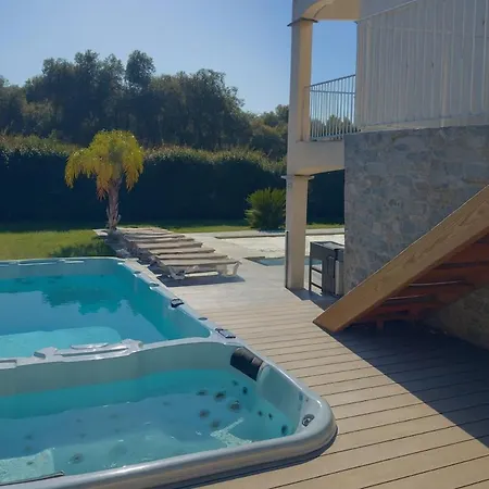 300m2 Piscine Chauffée Et Jacuzzi-spa De Nage Villa Afa
