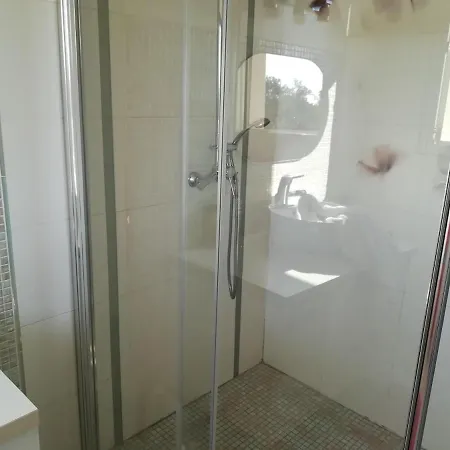 300m2 Piscine Chauffée Et Jacuzzi-spa De Nage