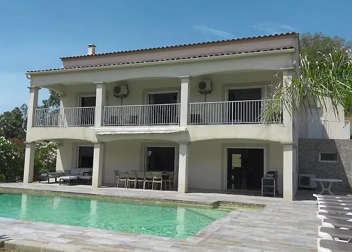 300m2 Piscine Chauffee Et Jacuzzi-spa De Nage