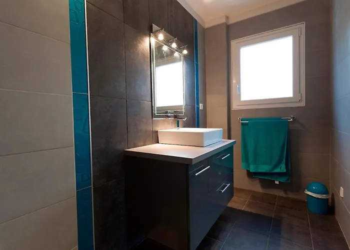 300m2 Piscine Chauffee Et Jacuzzi-spa De Nage Βίλα Afa