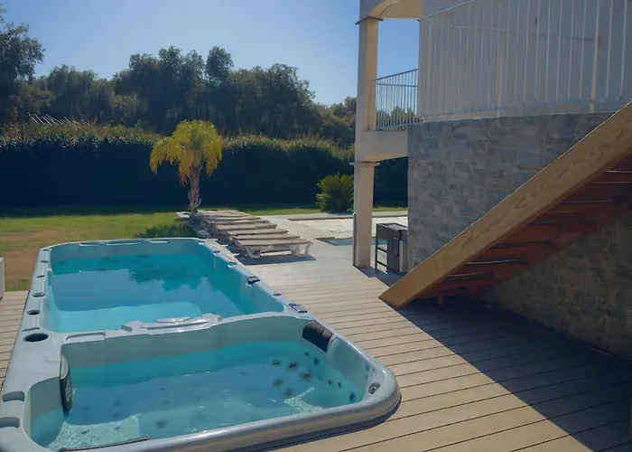 300m2 Piscine Chauffee Et Jacuzzi-spa De Nage Villa Afa