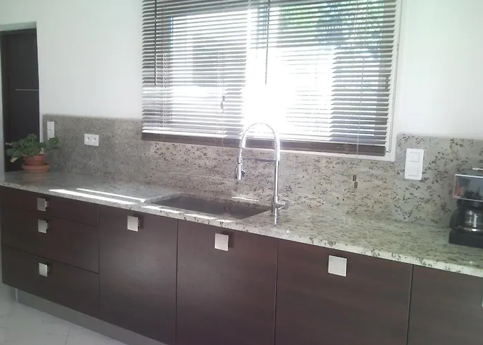 300m2 Piscine Chauffee Et Jacuzzi-spa De Nage