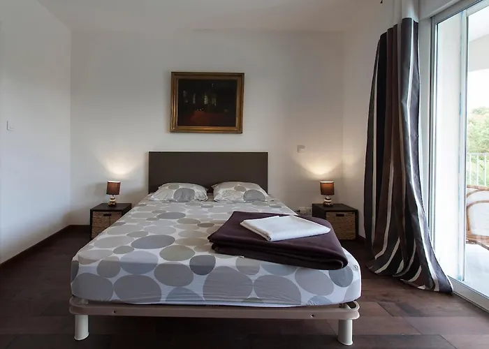 300m2 Piscine Chauffee Et Jacuzzi-spa De Nage Afa