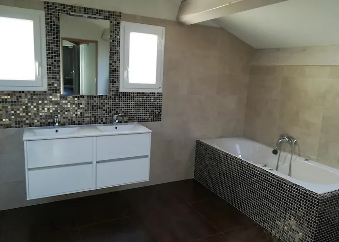 300m2 Piscine Chauffee Et Jacuzzi-spa De Nage Βίλα